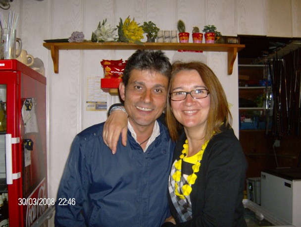 Inhaber der Gartengolfanlage und seine Frau